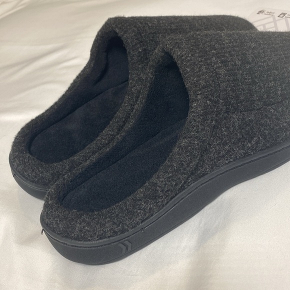 NWT Isotoner Men’s Indoor/Outdoor Memory Foam Slippers - Picture 6 of 15